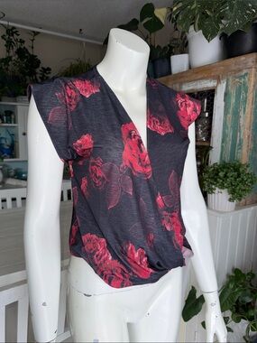 Suzy Shier Floral Wrap-Front Cap Sleeve Top in Black and Red NWOT XS